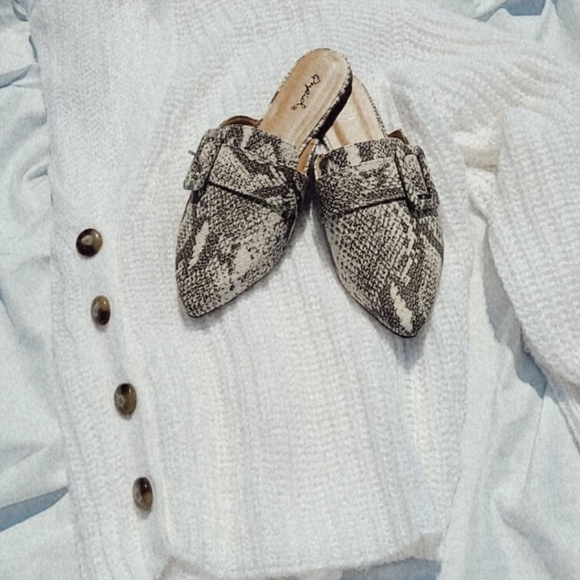 🚨LAST CHANCE// Snake print Flat - Picture 3 of 3